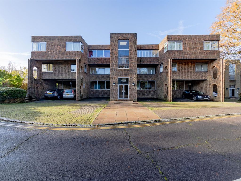 2 bed flat for sale in Stroudwater Park, Weybridge KT13, £349,950