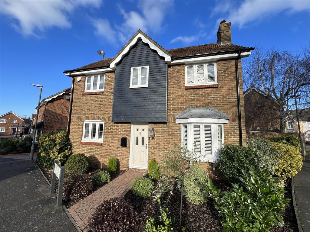 3 bed detached house for sale in Waltham Close, Hutton, Brentwood CM13, £695,000