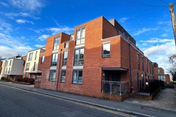 2 bed flat to rent in Martyr Road, Guildford GU1, £1,900 pcm