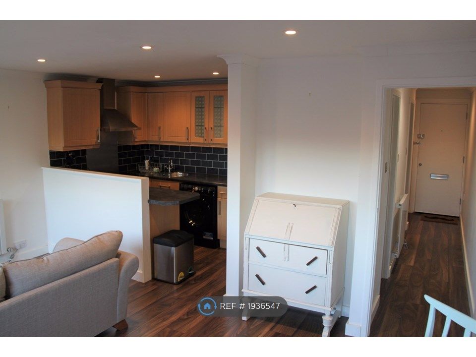1 bed flat to rent in Dell House, South Croydon CR2, £1,350 pcm