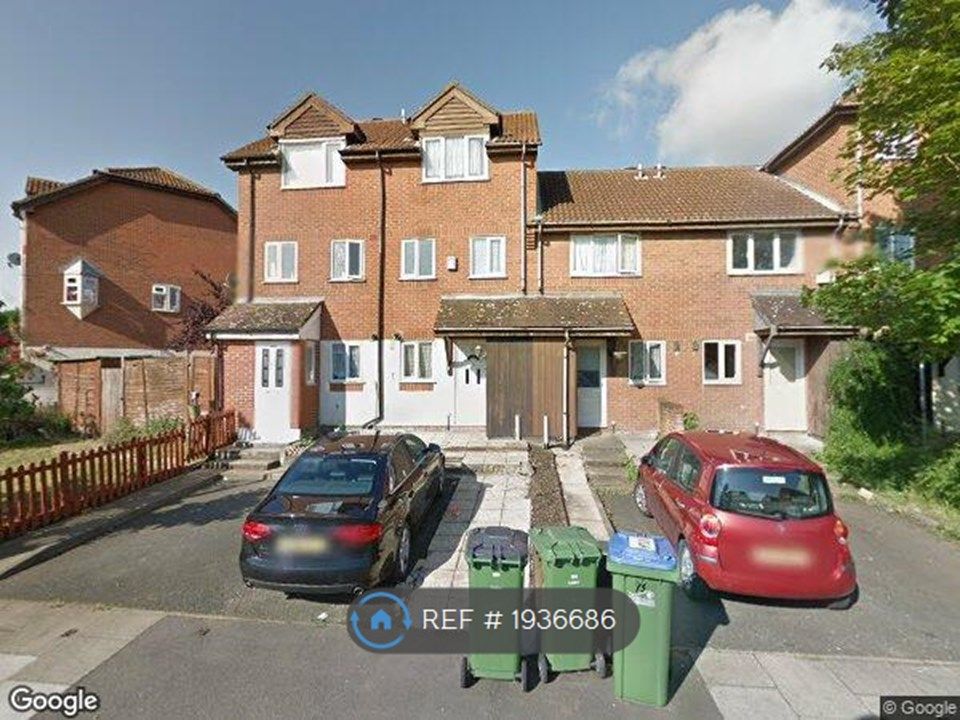 3 bed terraced house to rent in Goldfinch Road, London SE28, £2,600 pcm