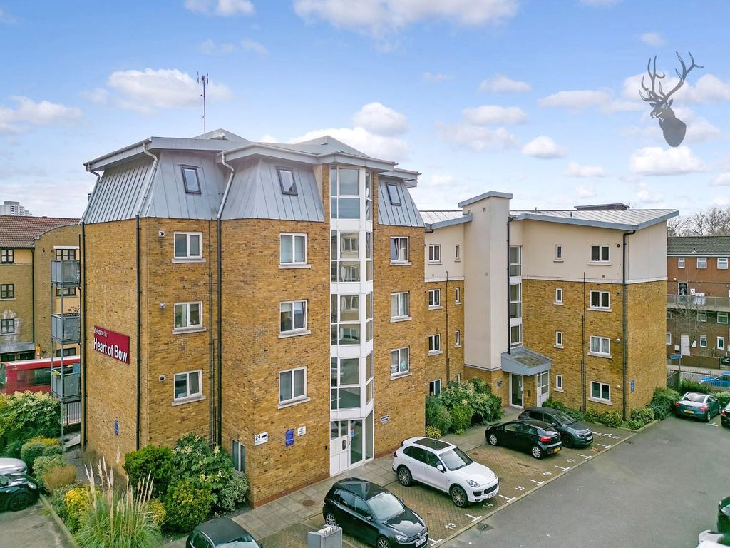2 bed flat for sale in Pancras Way, London E3, £450,000