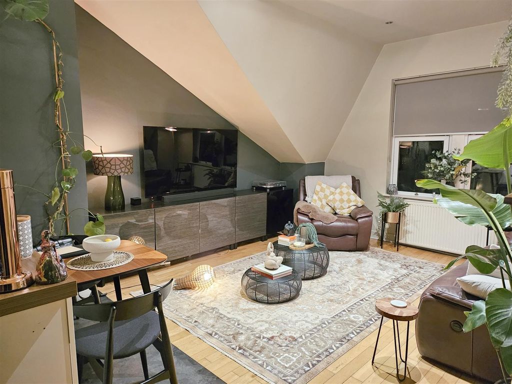 2 bed flat for sale in Valley Drive, Harrogate HG2, £260,000