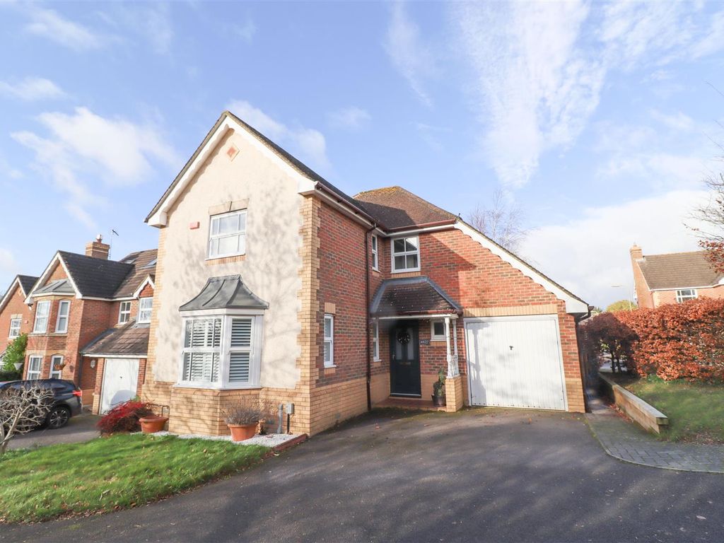 4 bed detached house for sale in Jessett Drive, Church Crookham, Fleet GU52, £575,000