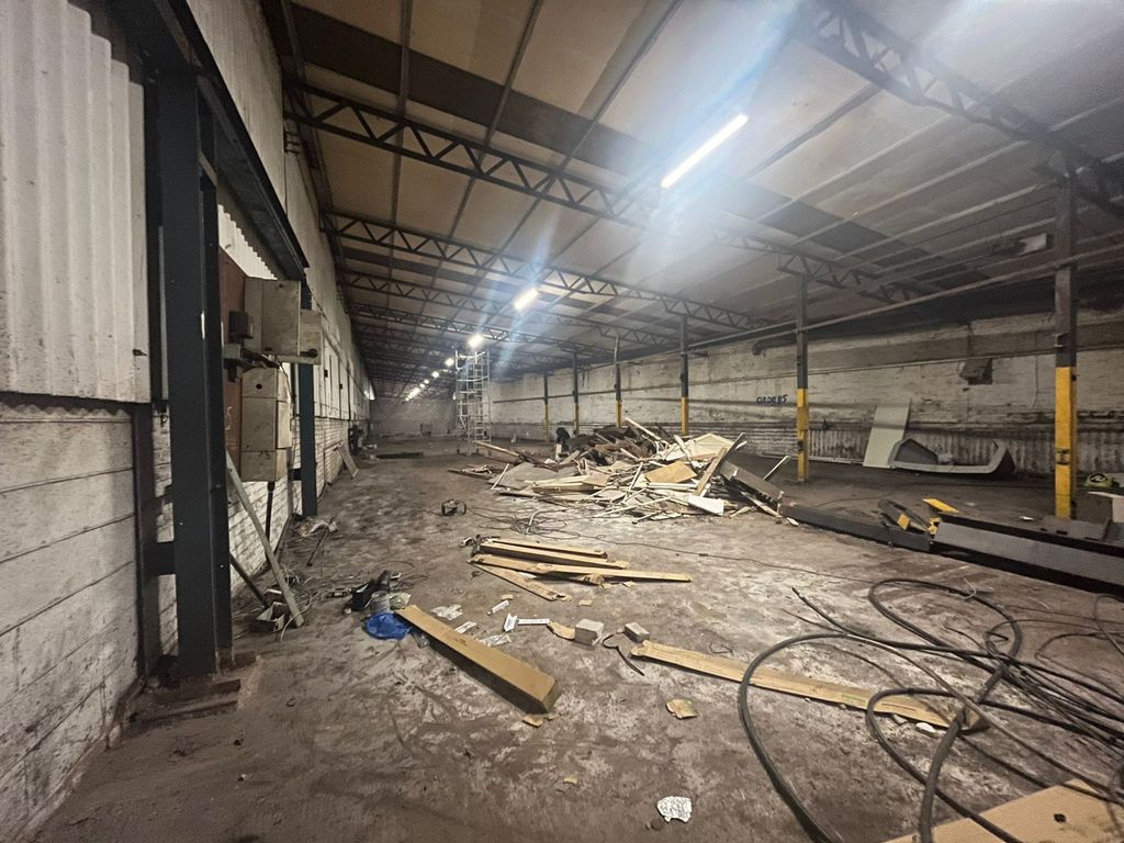 Warehouse to let in Peartree Lane, Dudley, West Midlands DY2, £62,640 pa