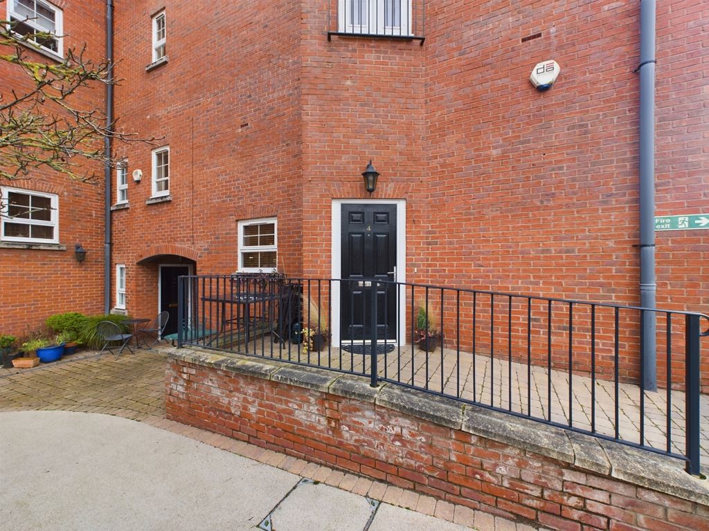 1 bed flat for sale in Northampton Road, Market Harborough LE16, £180,000