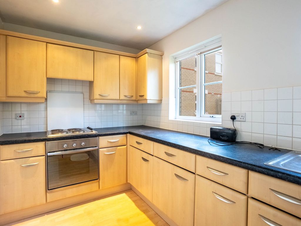 3 bed flat for sale in High Street, Chesterton CB4, £400,000