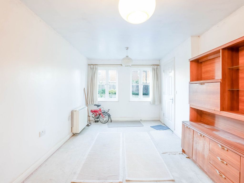 3 bed flat for sale in High Street, Chesterton CB4, £400,000