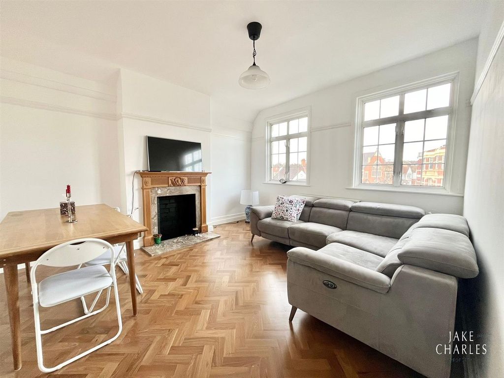 2 bed flat for sale in Queens Avenue, London N21, £419,000