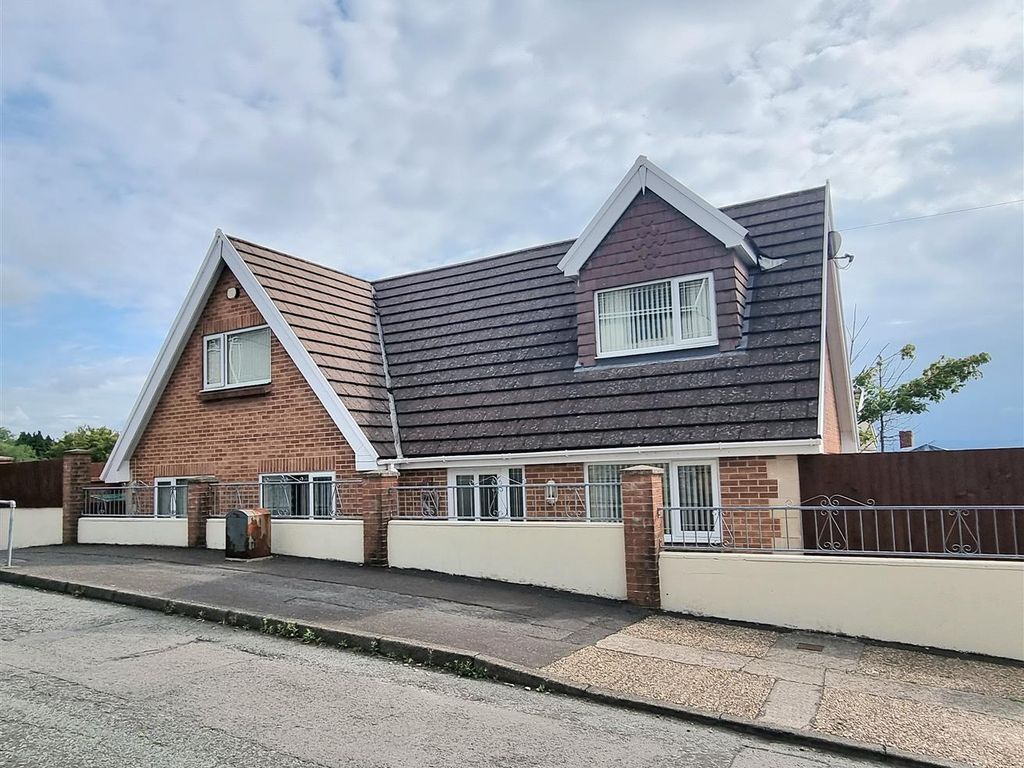 4 bed detached house for sale in Parkhill Terrace, Treboeth, Swansea SA5, £250,000