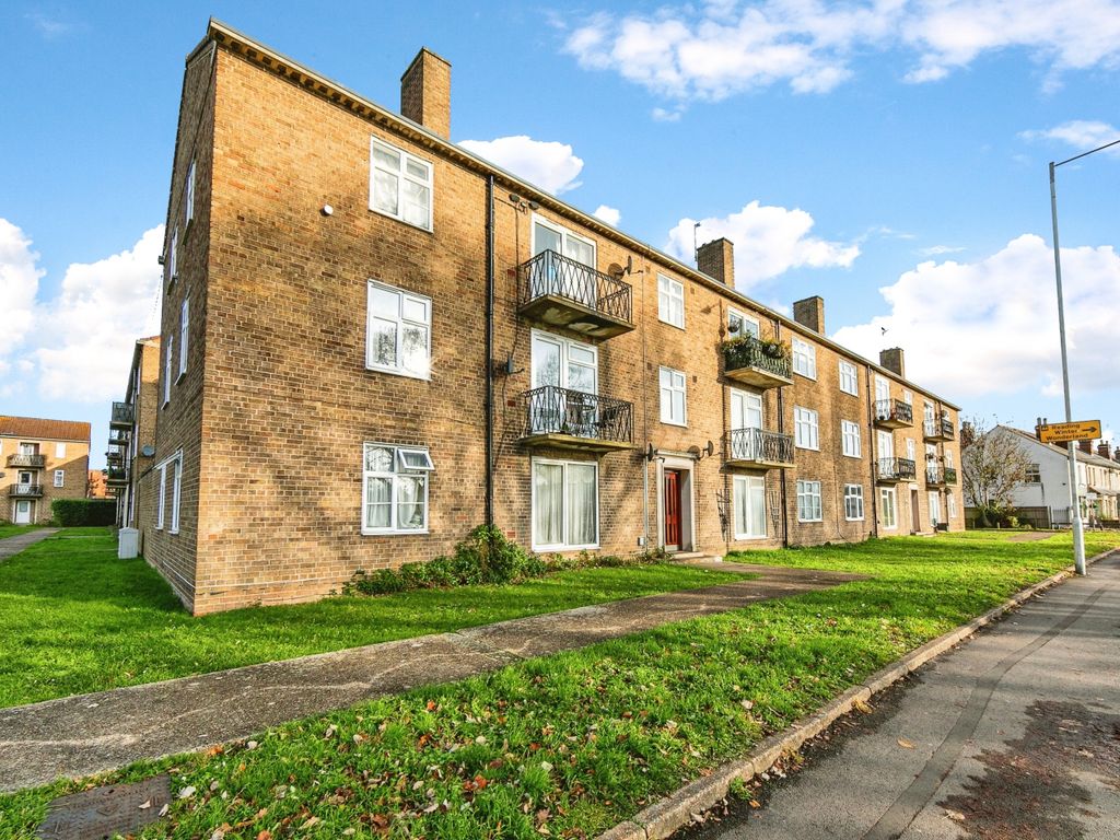 2 bed flat for sale in Gosbrook Road, Reading RG4, £240,000