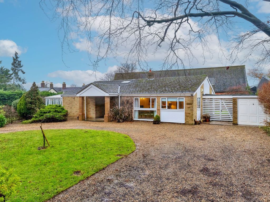4 bed detached bungalow for sale in Rectory Close, Buckland SG9, £795,000