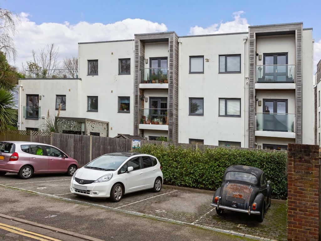 1 bed flat for sale in The Upper Drive, Hove BN3, £305,000