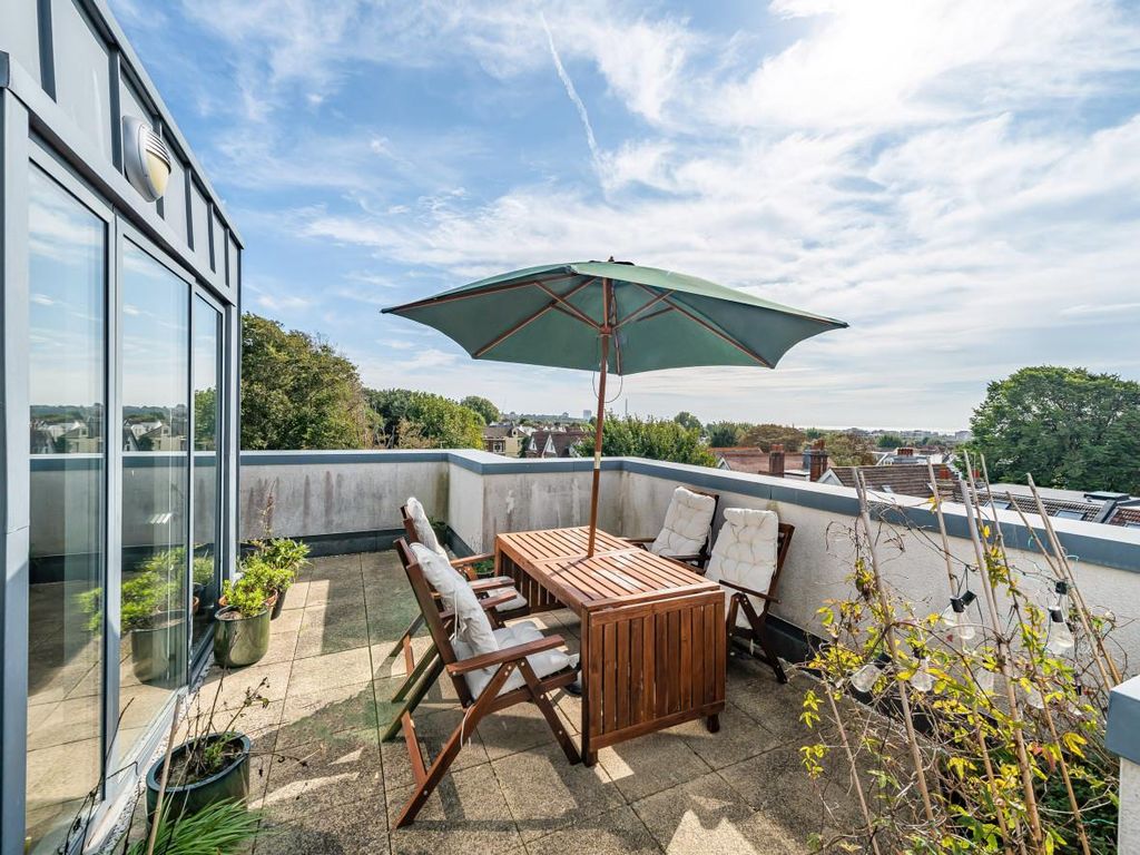 1 bed flat for sale in Hove Park Gardens, Hove BN3, £350,000