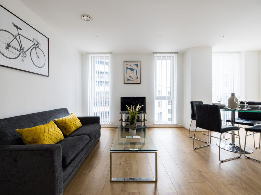 2 bed flat to rent in Shoreditch, London N1, £3,000 pcm