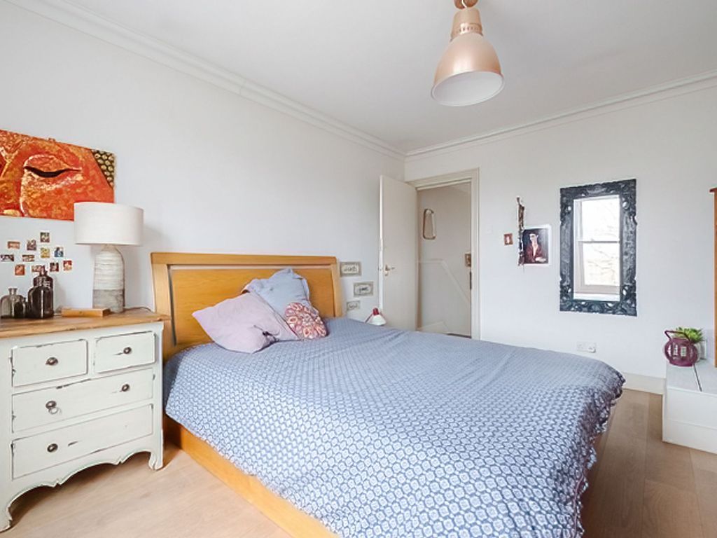 2 bed flat for sale in Denver Road, London N16, £625,000
