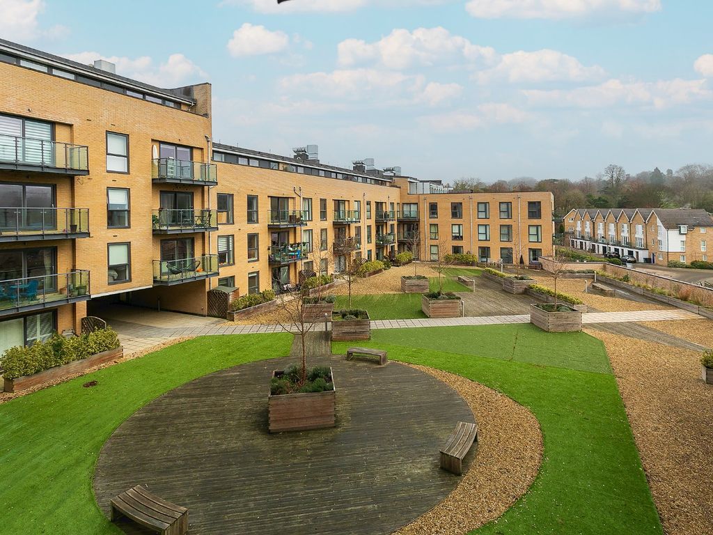 2 bed flat for sale in The Embankment, Nash Mills Wharf, Hemel Hempstead, Hertfordshire HP3, £290,000