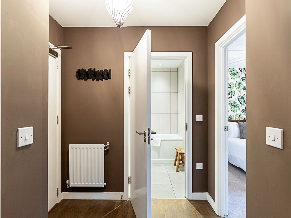 1 bed flat to rent in Gibbs Lane, London E2, £3,150 pcm