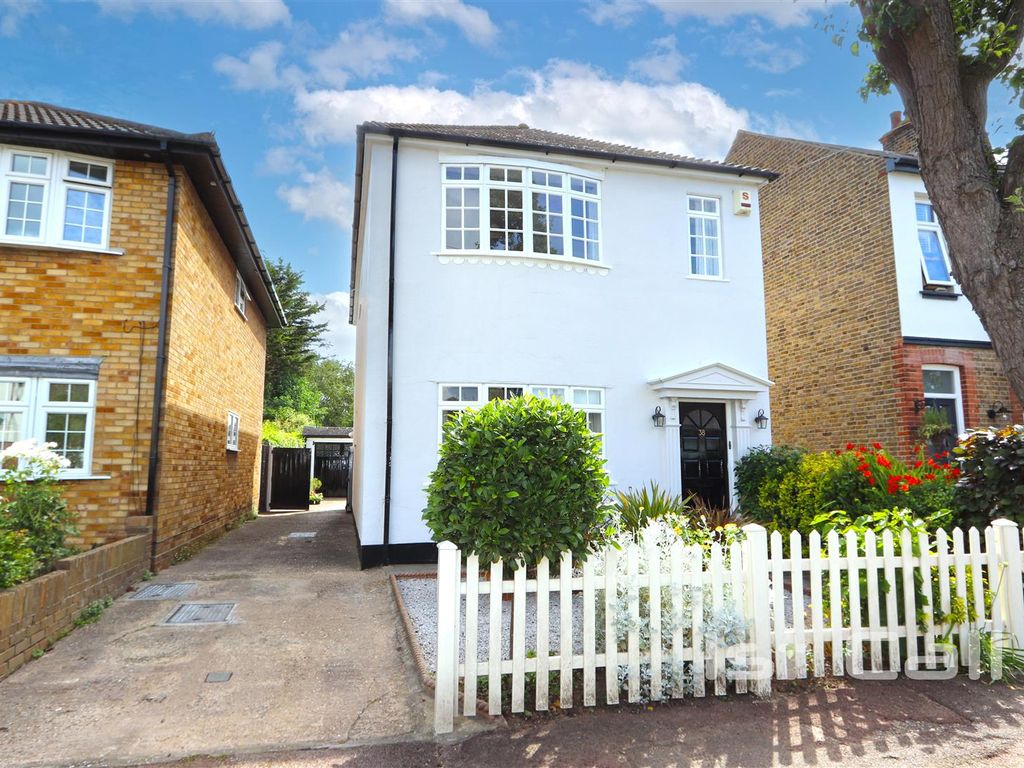 3 bed detached house for sale in Armitage Road, Thorpe Bay, Essex SS1, £579,950