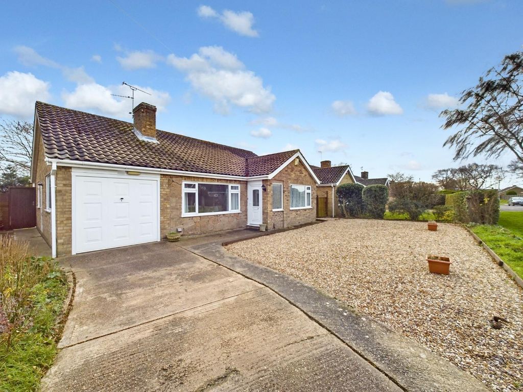2 bed detached bungalow for sale in Oulton Close, North Hykeham, Lincoln LN6, £260,000