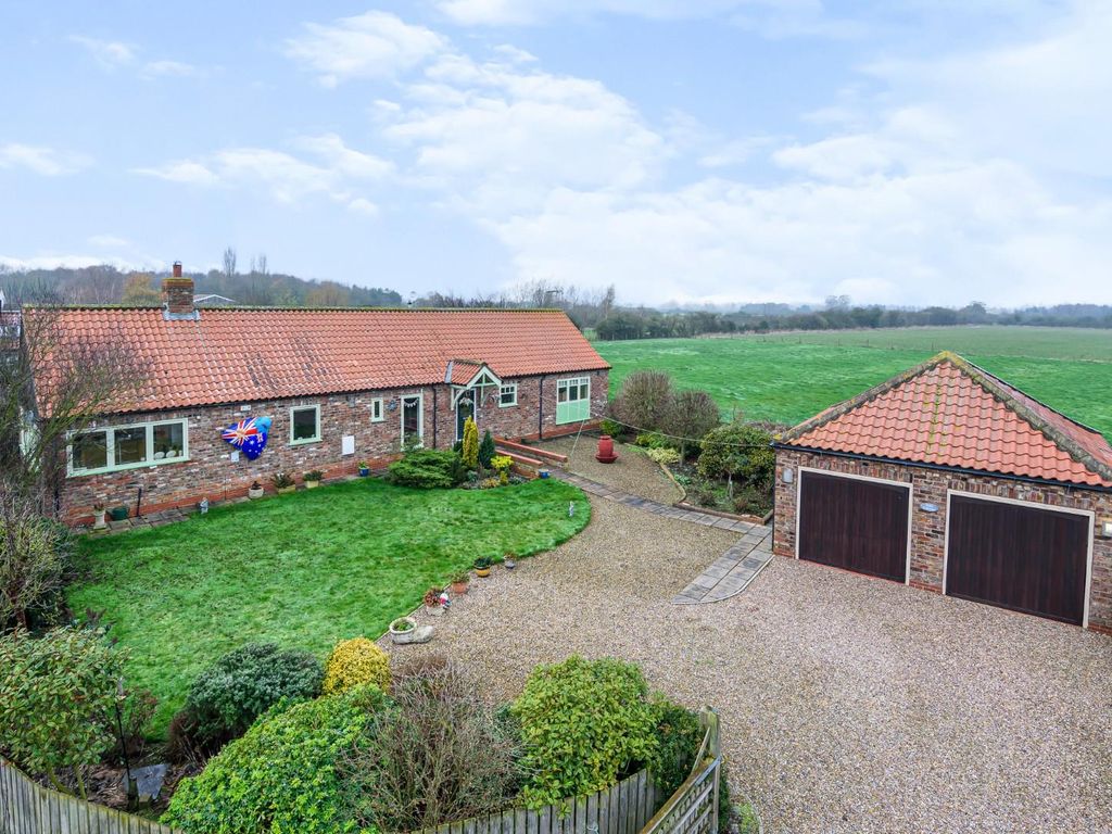 3 bed detached bungalow for sale in Field Cottage, Gribthorpe DN14, £480,000