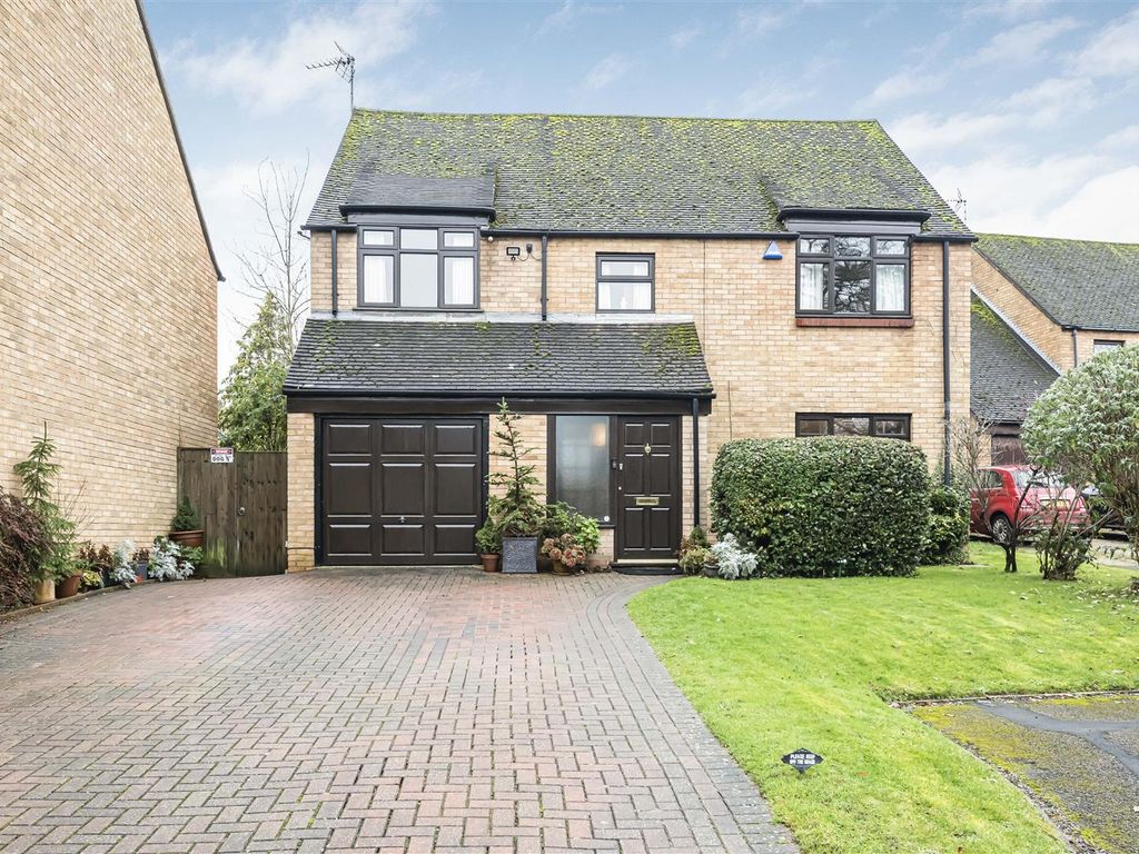 4 bed detached house for sale in Millers Grove, Calcot, Reading RG31, £665,000