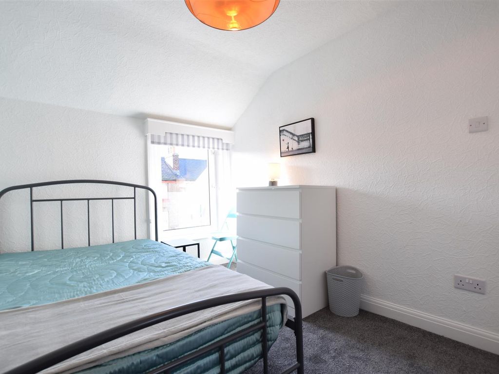 Room to rent in Cambridge Street, Scarborough YO12, £433 pcm