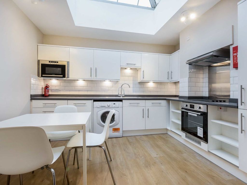 3 bed flat to rent in Balham Hill, London SW12, £3,198 pcm