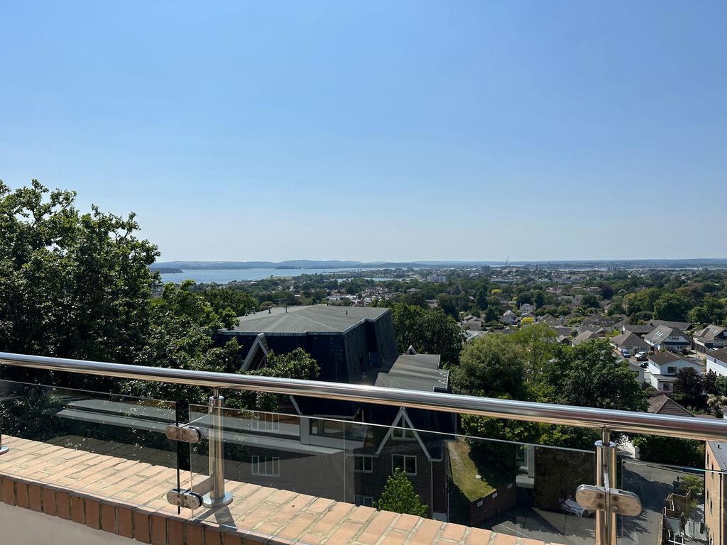 3 bed penthouse for sale in Glen Road, Parkstone, Poole BH14, £700,000