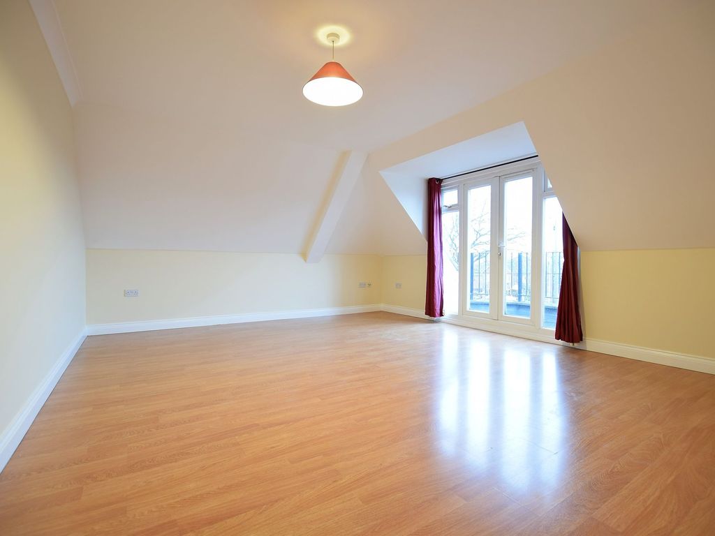 2 bed penthouse to rent in Reading Road, Winnersh RG41, £1,400 pcm