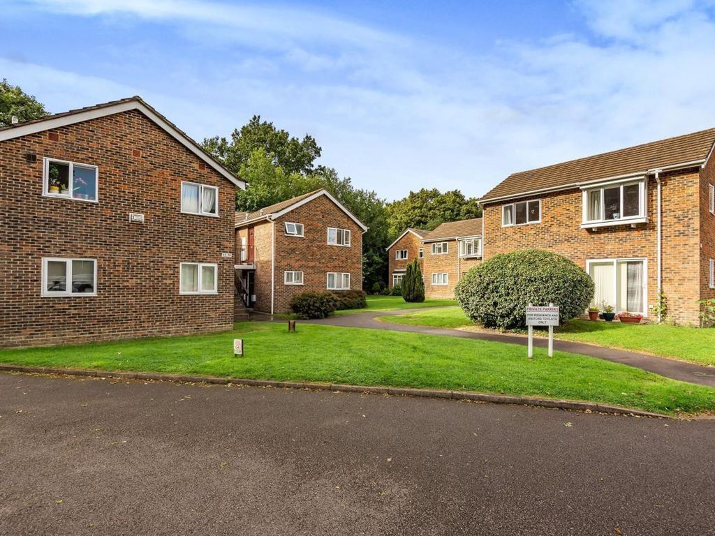 1 bed flat for sale in Upper Heyshott, Petersfield GU31, £200,000