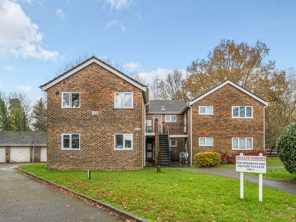 1 bed flat for sale in Upper Heyshott, Petersfield GU31, £200,000