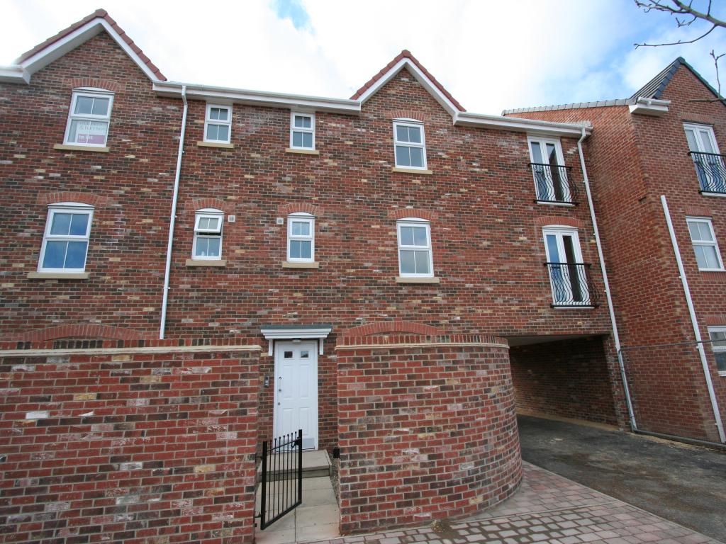2 bed flat to rent in Raby Road, Hartlepool, Cleveland TS24, £550 pcm