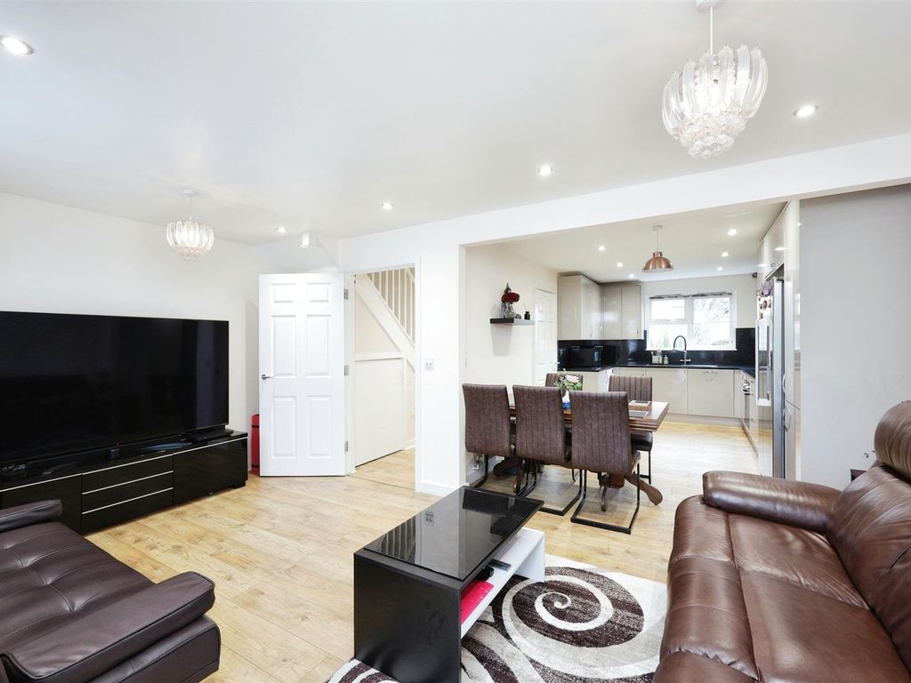 3 bed end terrace house for sale in School Lane, Slough SL2, £450,000