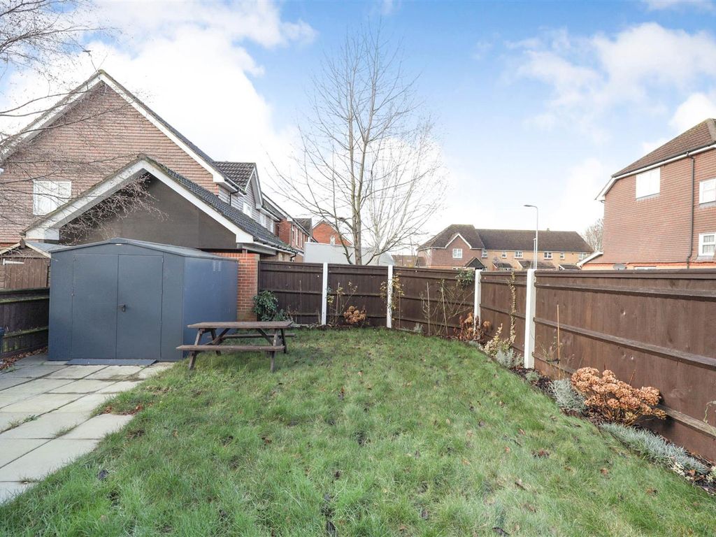 3 bed end terrace house for sale in School Lane, Slough SL2, £450,000
