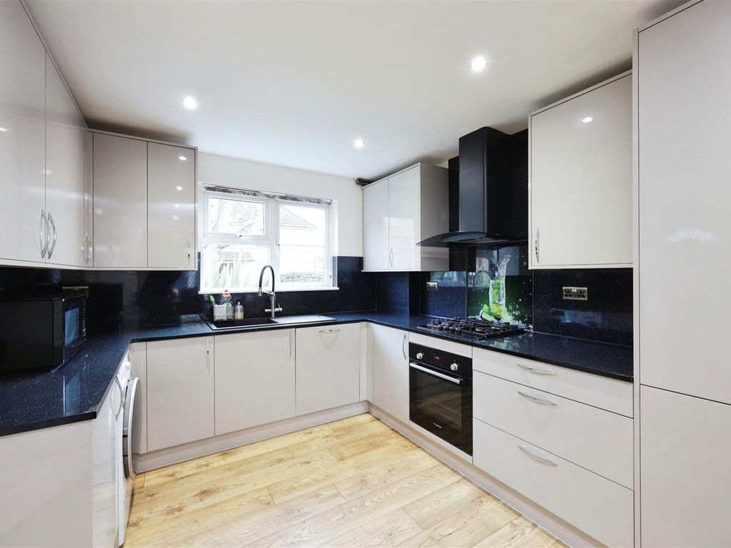 3 bed end terrace house for sale in School Lane, Slough SL2, £450,000