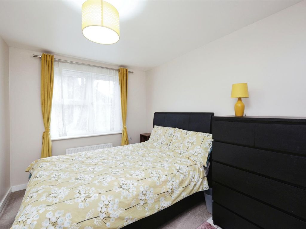 3 bed end terrace house for sale in School Lane, Slough SL2, £450,000