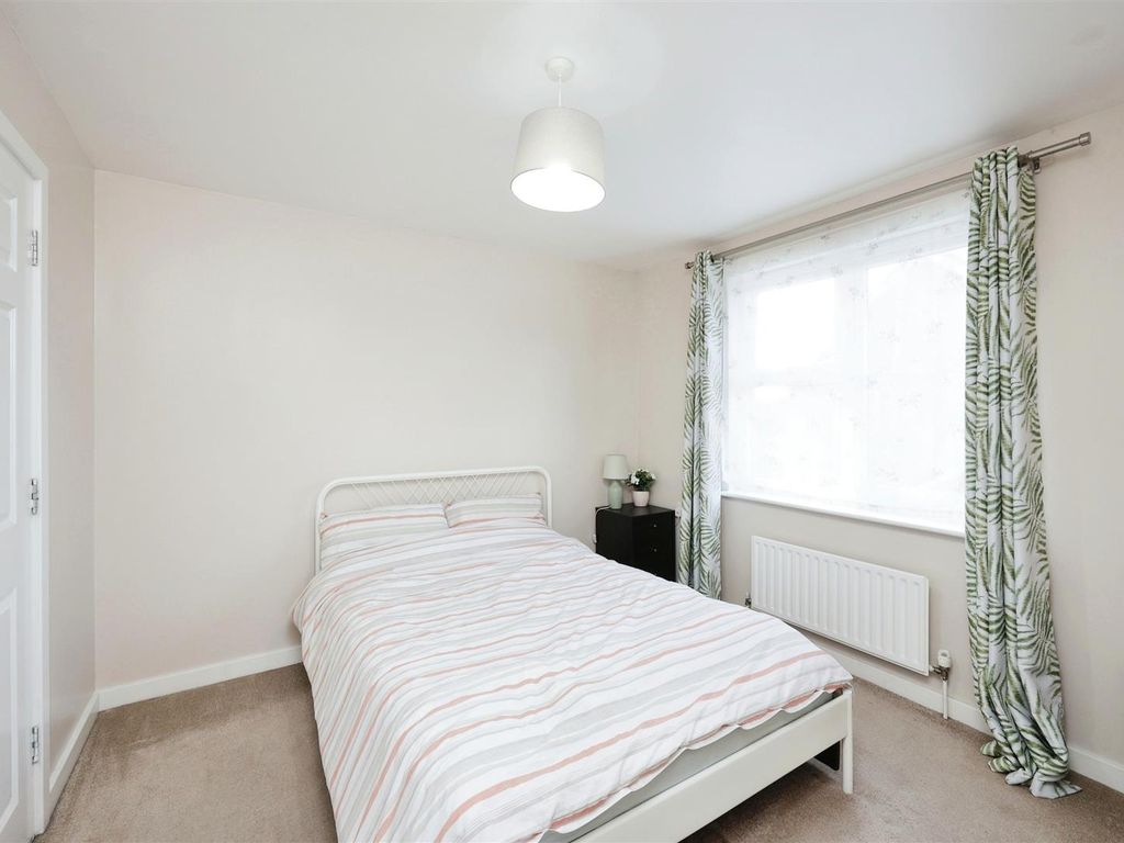 3 bed end terrace house for sale in School Lane, Slough SL2, £450,000