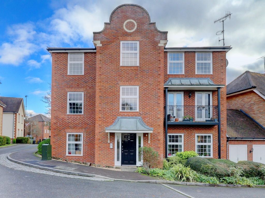 2 bed flat for sale in Copperfields, High Wycombe HP12, £270,000
