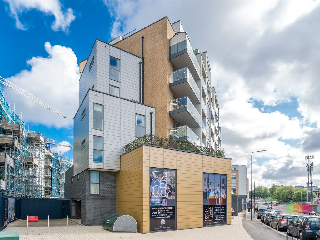 3 bed flat for sale in Station Road, London N11, £227,500