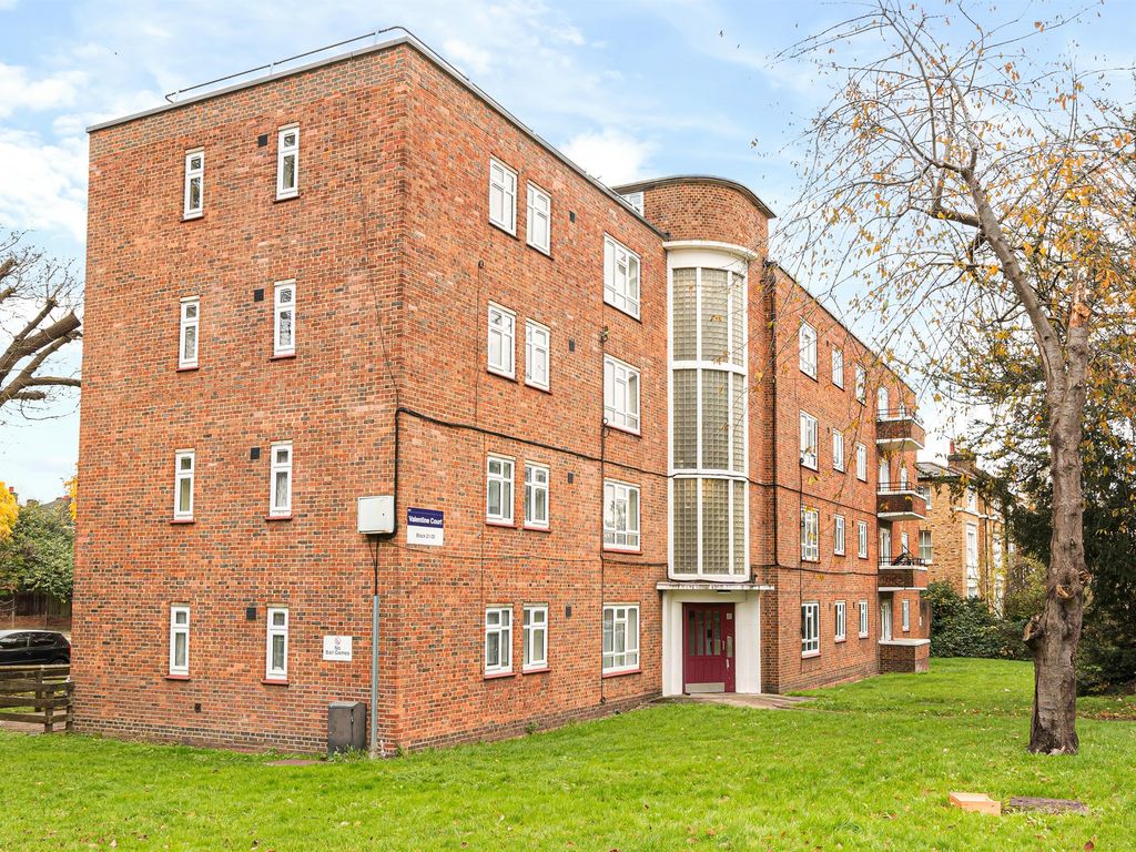 3 bed flat for sale in Perry Vale, London SE23, £400,000