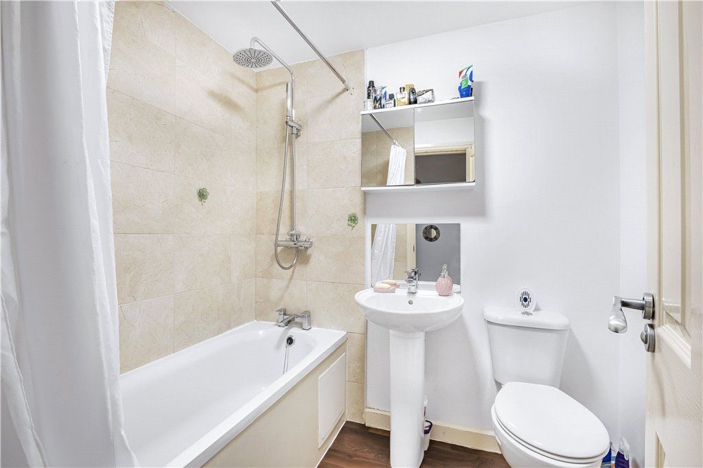 1 bed flat for sale in London Road, Thornton Heath CR7, £200,000