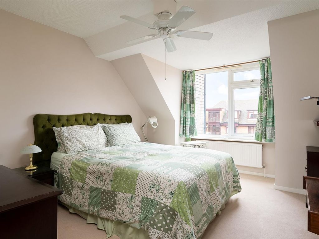 1 bed flat for sale in Dean Street, Marlow SL7, £300,000
