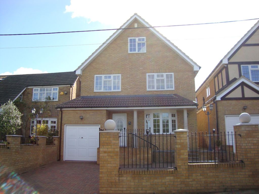 6 bed detached house to rent in Church Street, Billericay CM11, £2,795 pcm