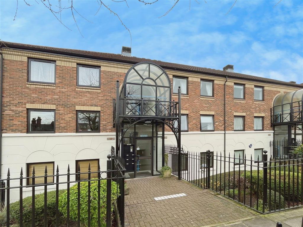 2 bed flat for sale in Cherry Hill Lane, York YO23, £300,000