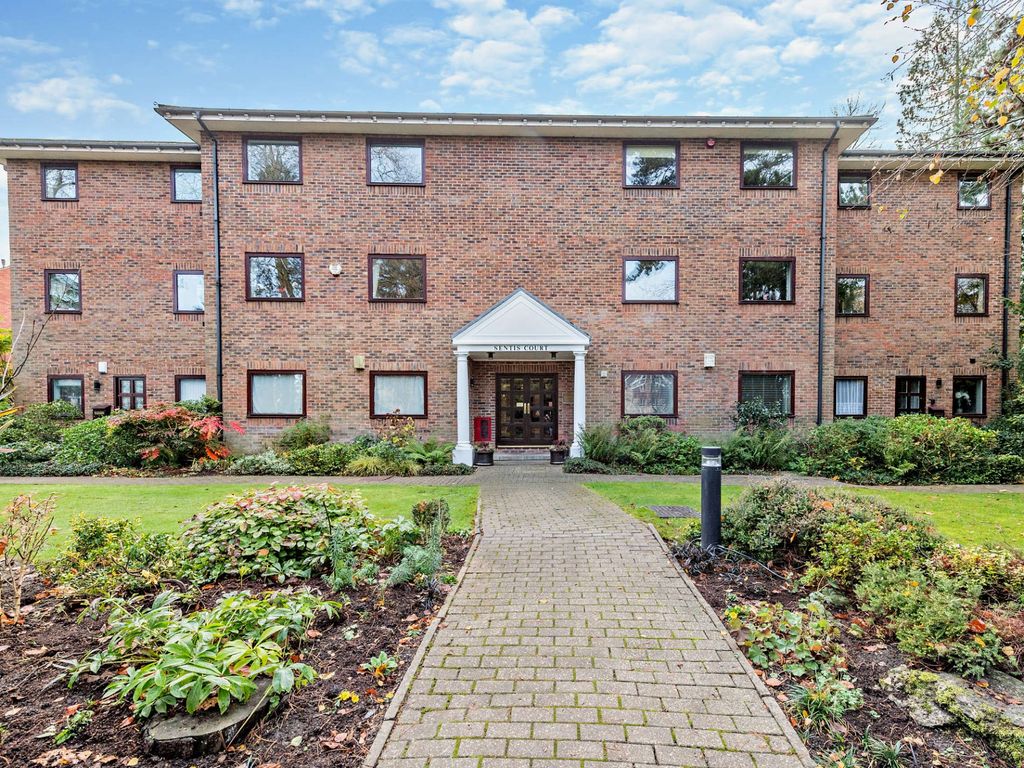 2 bed flat for sale in Carew Road, Northwood HA6, £775,000