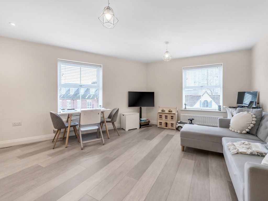 2 bed flat to rent in Bridge House, Bridge Street, Walton On Thames KT12, £1,600 pcm