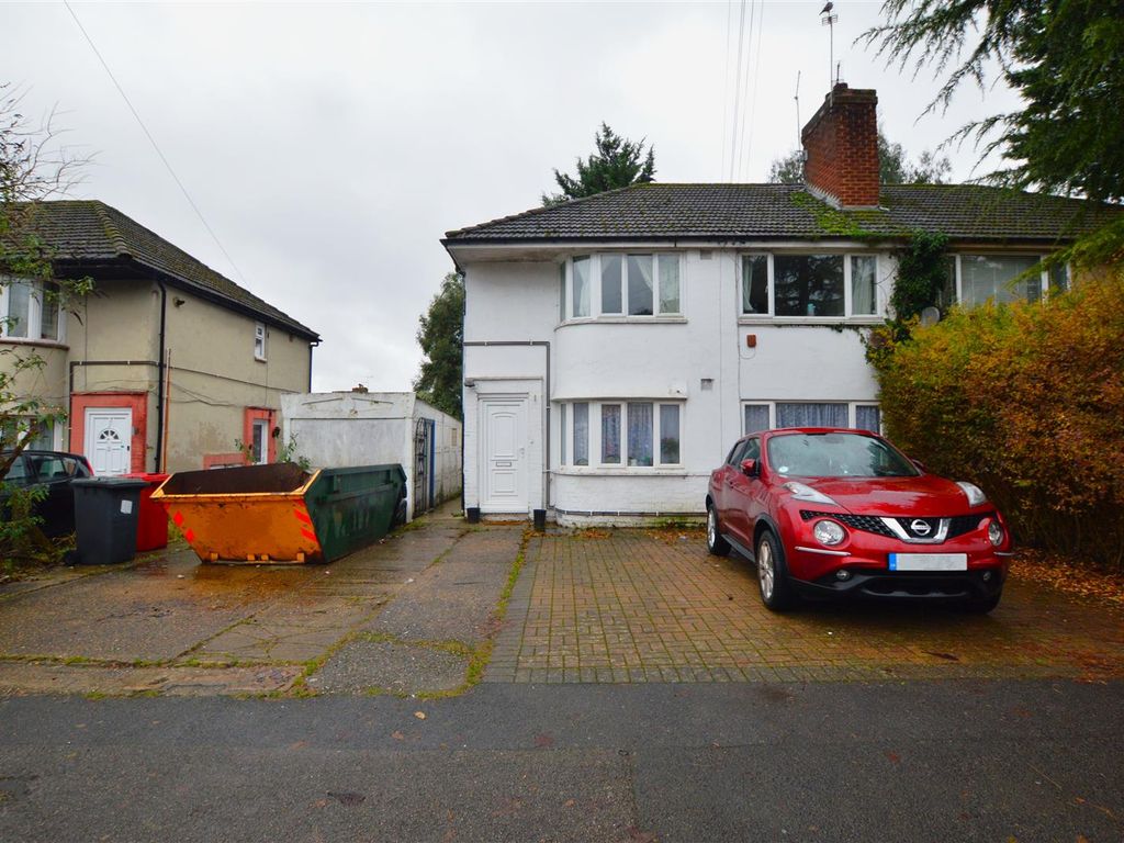 2 bed maisonette for sale in Canterbury Avenue, Slough SL2, £250,000