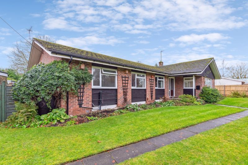 4 bed bungalow for sale in Meadle, Aylesbury HP17, £885,000