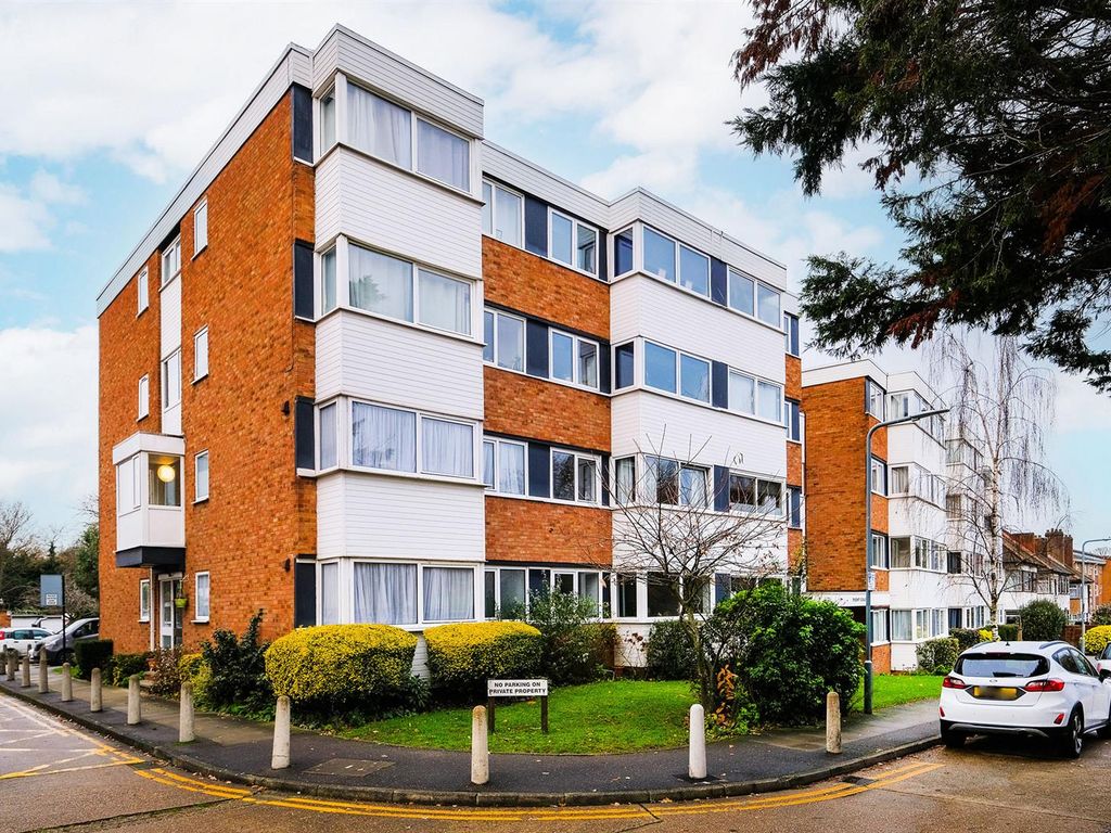 2 bed flat for sale in New Wanstead, London E11, £425,000